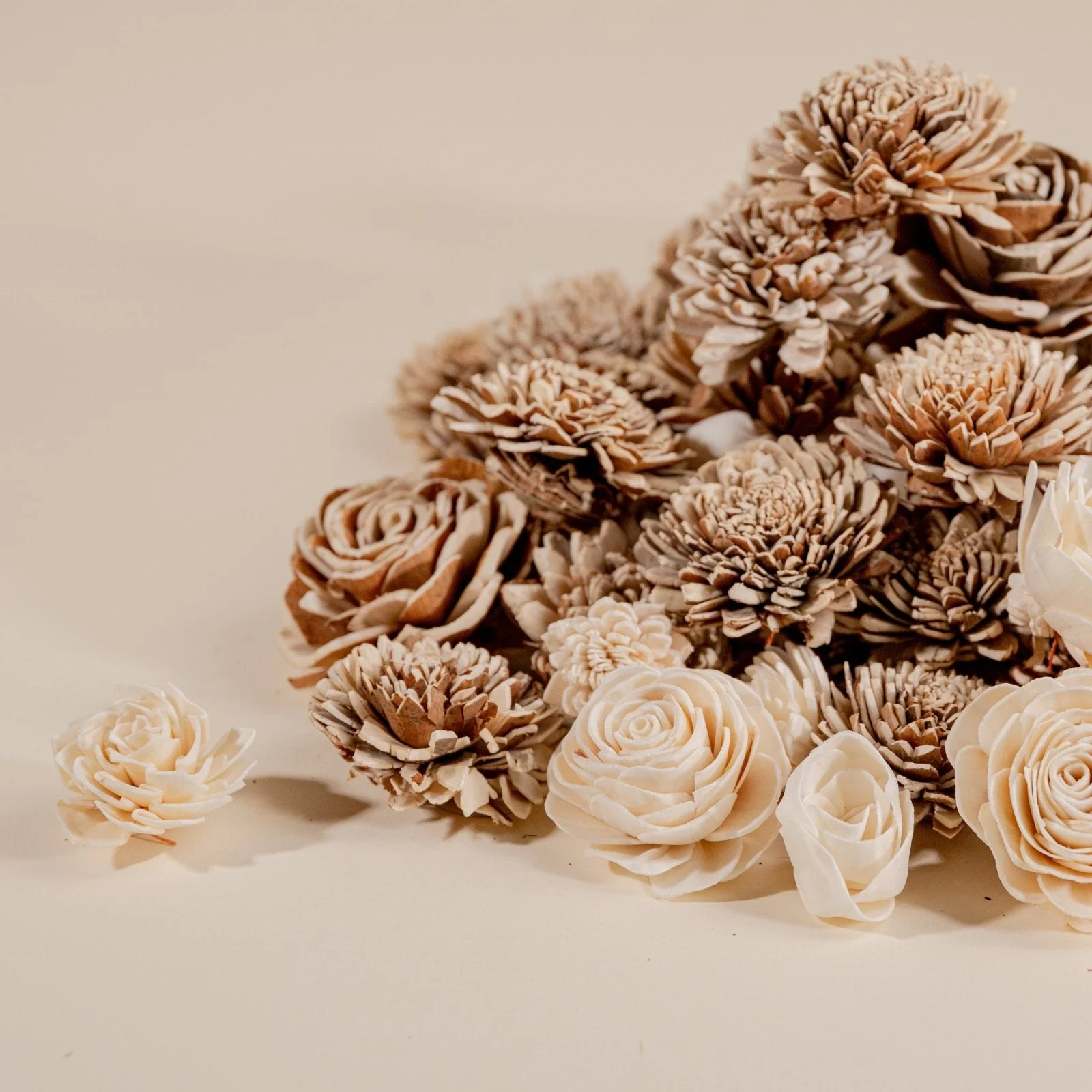 400 Random Assorted Wood Flowers - Image 4