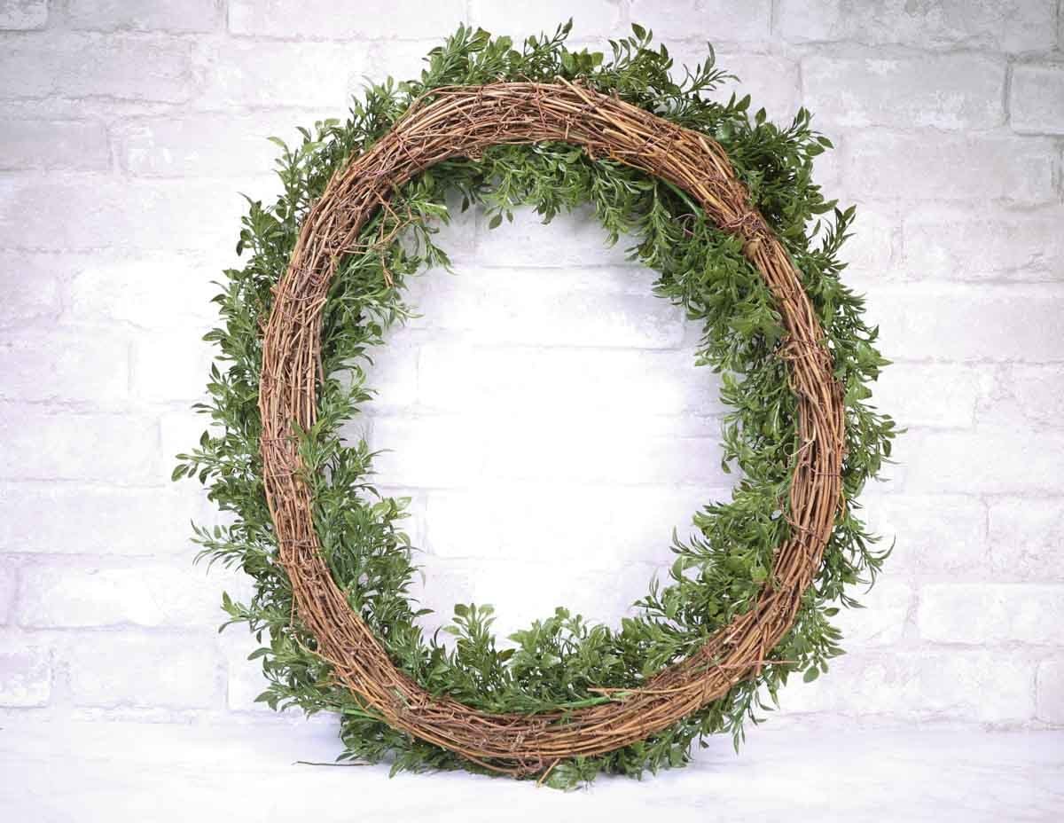 22" Wreath With White Flowers - Image 3