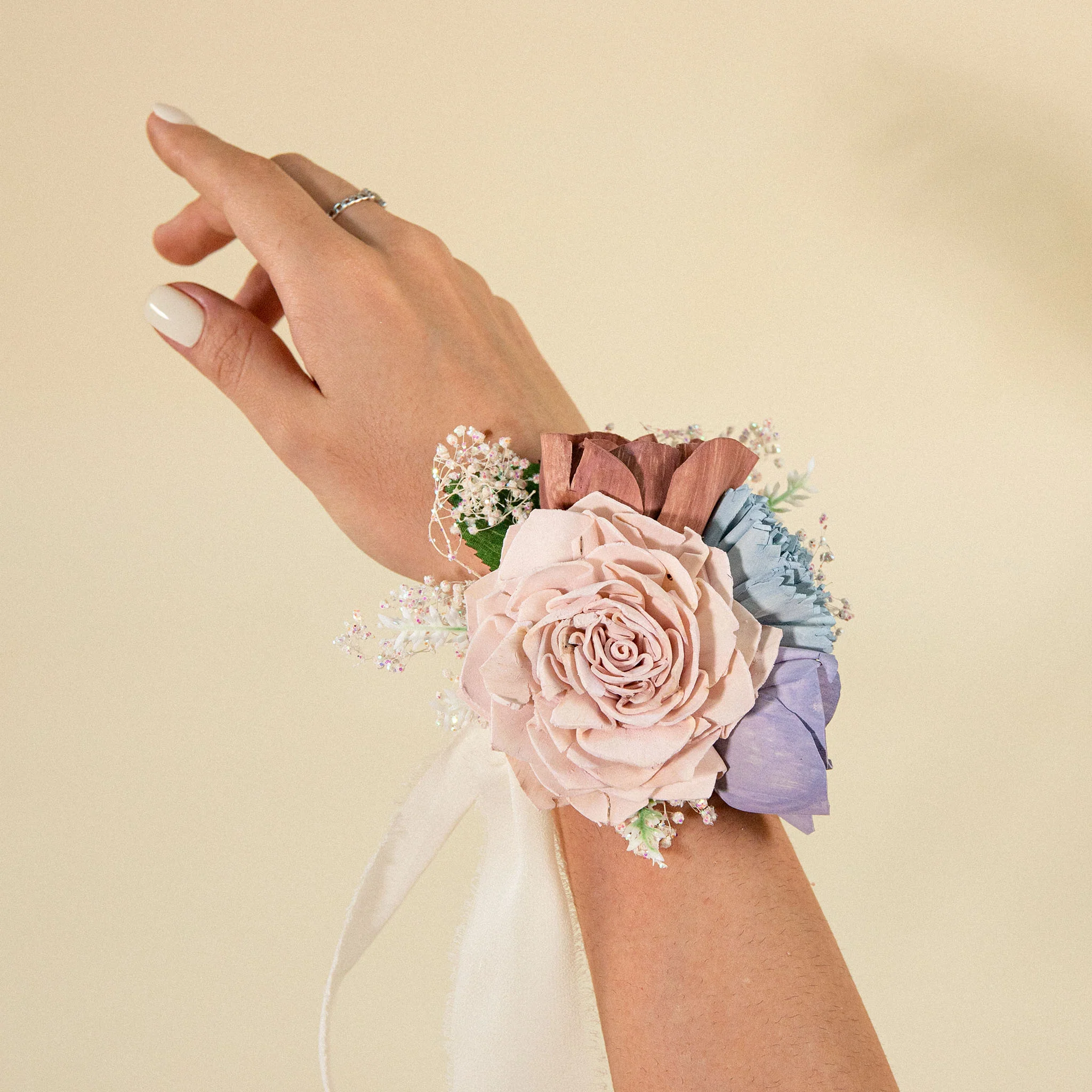 Luxe Daisy Simple Corsage - Image 3